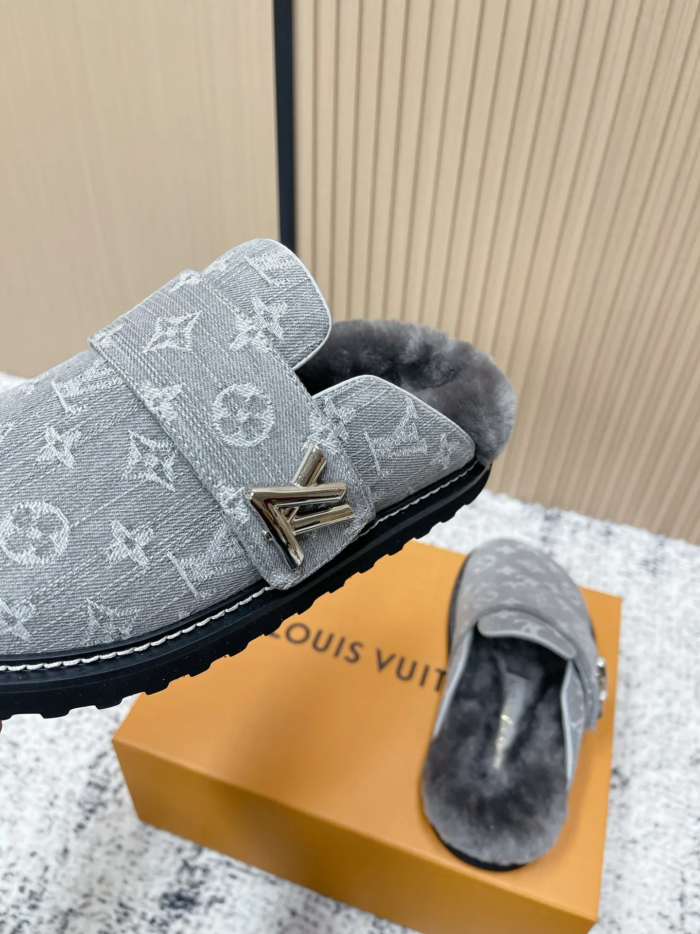 [L Home] P: 500💰 Size: 35-46 (female 40.41, male 45 46 custom-made) Top version Louis vuitton Lv top version LV couple's wool slippers New couple's Birkenstock slippers Cute and loveable, the foot feel is not too good Simple and high-end Sling-hee design Ready to wear and go Good news for lazy people Upper imported cowhide/imported old floral cloth Original hardware buckle, original molded high-density foam outsole Fabric: Yangjing/classic jacquard fabric Lining: imported wool lining Sole: original foam combination sole